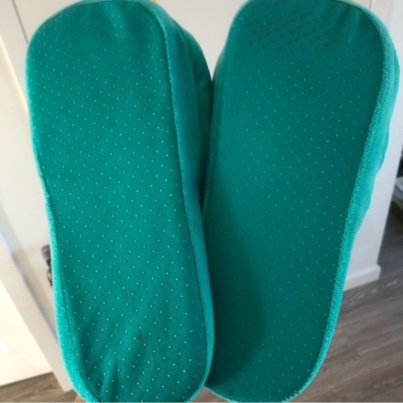 Perry the platypus Disney plush slippers - Picture 5 of 6